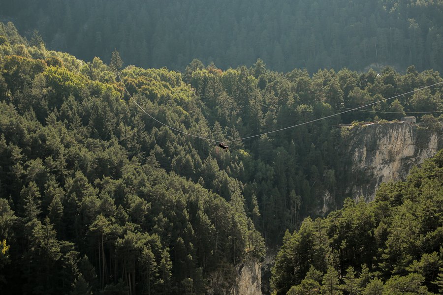 saut à l'élastique en savoie, découvrez une alternative avec les tyroliennes du parc du diable